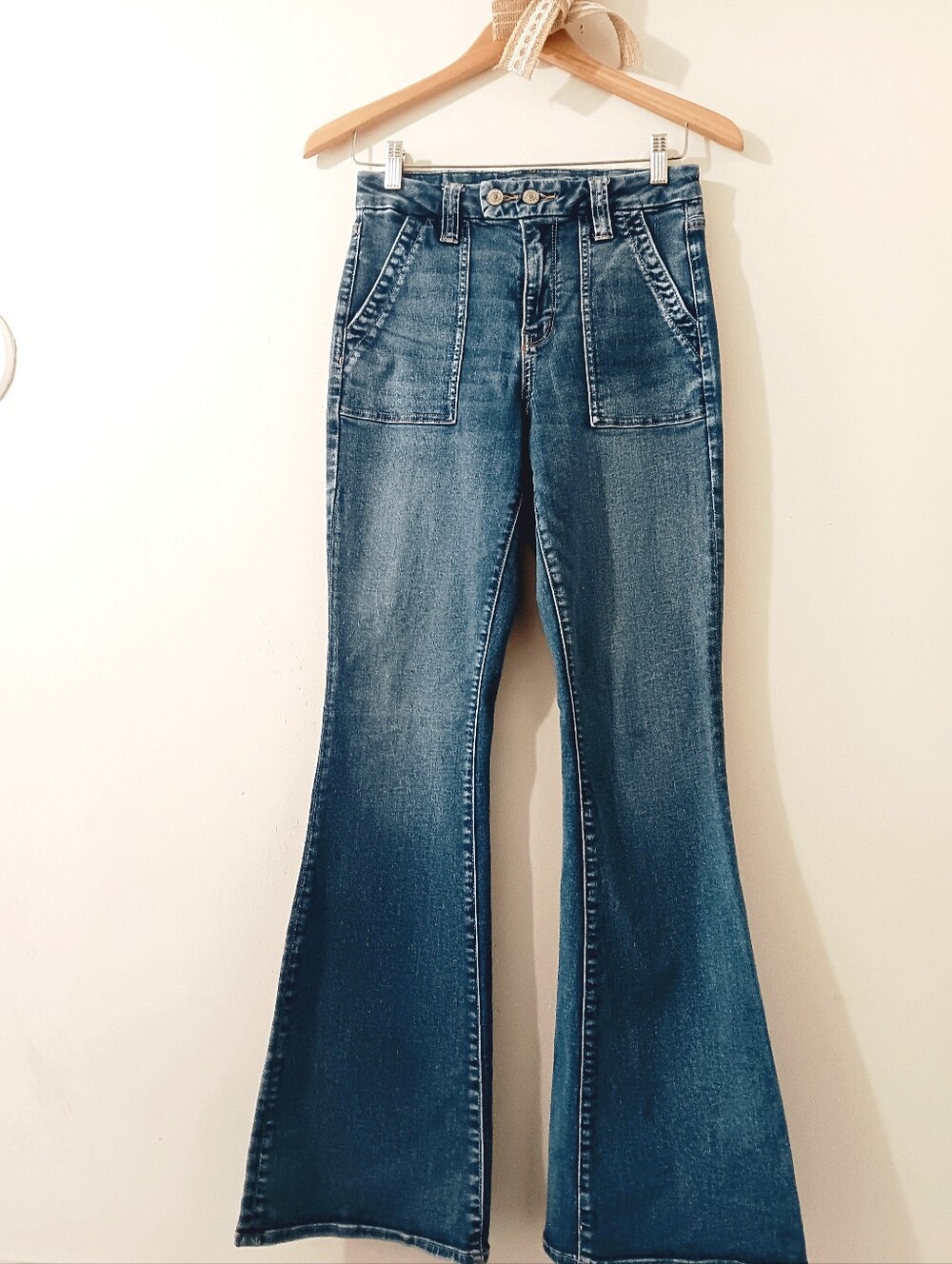 American Eagle Curvy High Rise Welt Patch Pocket Flare Leg Denim Blue Jeans 6